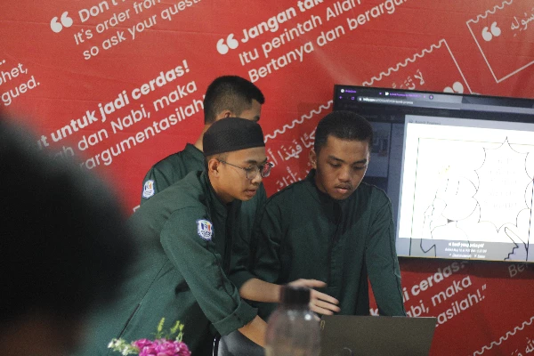 Peserta menampilkan karya